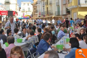 Una multitudinaria cata popular en Benlloch presenta en sociedad tres vinos elaborados por las bodegas de Castellón - (foto 3) Una multitudinaria cata popular en Benlloch presenta en sociedad tres vinos elaborados por las bodegas de Castellón - (foto 3)