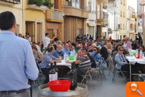 Una multitudinaria cata popular en Benlloch presenta en sociedad tres vinos elaborados por las bodegas de Castellón - (foto 4) Una multitudinaria cata popular en Benlloch presenta en sociedad tres vinos elaborados por las bodegas de Castellón - (foto 4)