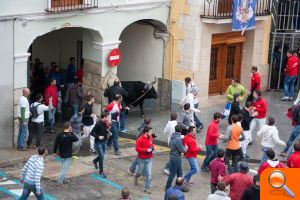 El “bou” de Ontinyent esquiva la lluvia - (foto 4)