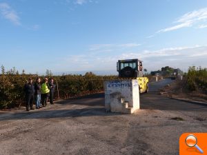 Comencen les tasques de pavimentació del camí d’Ausiàs March