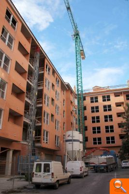 El Ayuntamiento de Torrent retira la grúa de una finca abandonada en la Calle Padre Vicente Cabanes - (foto 2) El Ayuntamiento de Torrent retira la grúa de una finca abandonada en la Calle Padre Vicente Cabanes - (foto 2)
