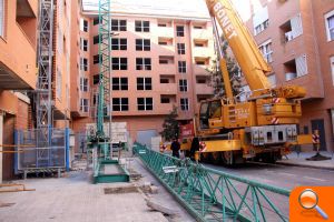 El Ayuntamiento de Torrent retira la grúa de una finca abandonada en la Calle Padre Vicente Cabanes - (foto 4) El Ayuntamiento de Torrent retira la grúa de una finca abandonada en la Calle Padre Vicente Cabanes - (foto 4)