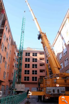 El Ayuntamiento de Torrent retira la grúa de una finca abandonada en la Calle Padre Vicente Cabanes - (foto 5) El Ayuntamiento de Torrent retira la grúa de una finca abandonada en la Calle Padre Vicente Cabanes - (foto 5)