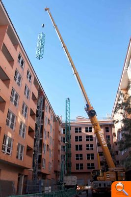 El Ayuntamiento de Torrent retira la grúa de una finca abandonada en la Calle Padre Vicente Cabanes - (foto 6) El Ayuntamiento de Torrent retira la grúa de una finca abandonada en la Calle Padre Vicente Cabanes - (foto 6)