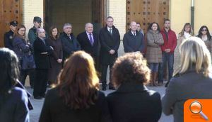 Alberto Fabra acude al minuto de silencio de Ribarroja por el atentado terrorista contra Charlie Hebdo  - (foto 2)