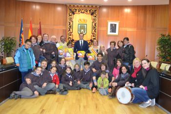 La fallera mayor de Calp, Sara Lemus, invitó a todos los calpinos a la fiesta