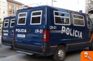 La Policía Nacional detiene a un hombre por apropiación indebida de vestuario