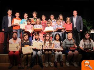 Los autores locales celebran el Día Internacional del Libro con jóvenes escritores y lectores del municipio - (foto 5)