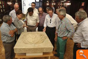 Pastor entrega una réplica del histórico escudo del Pantano de Tibi a la Comunidad de Regantes