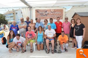 Cristina Morera visita la carpa de actividades de ocio en la playa para personas con discapacidad intelectual