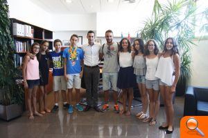 El alcalde felicita a los campeones del Club de Natación Piscis tras su éxito nacional