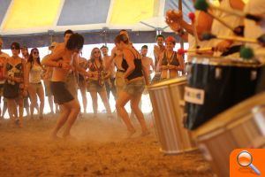 La playa de Tavernes vibra con la locura balcánica del Iboga Summer Festival  - (foto 2)