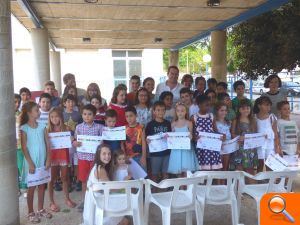 Toni Pérez entrega los diplomas a los 50 alumnos que han asistido al Programa de Apoyo Educativo de Verano