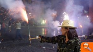 Vicente Betoret y María José Catalá disfrutaron del pasacalle de Cohetes y de la Cordà de Paterna - (foto 4) Vicente Betoret y María José Catalá disfrutaron del pasacalle de Cohetes y de la Cordà de Paterna - (foto 4)