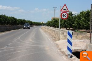 Almassora refuerza la señalización en los caminos de la playa y el paseo marítimo