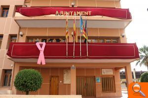 El Ayuntamiento de El Campello viste un gran lazo rosa contra el cáncer de mama 