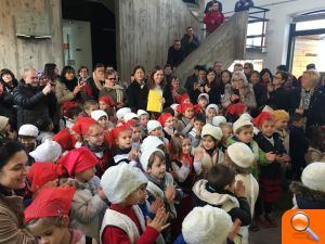 El alumnado del Ausiàs March canta villancicos