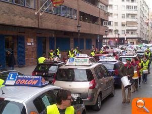 Las autoescuelas valencianas protagonizan una manifestación ante Jefatura de Tráfico colapsando la circulación - (foto 2) Las autoescuelas valencianas protagonizan una manifestación ante Jefatura de Tráfico colapsando la circulación - (foto 2)