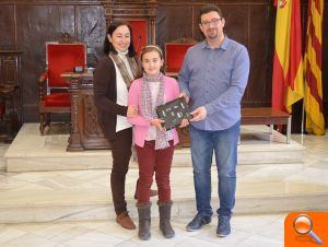 El delegado de Comercio entrega el premio a la ganadora del sorteo de la III Ruta de Escaparates de Navidad