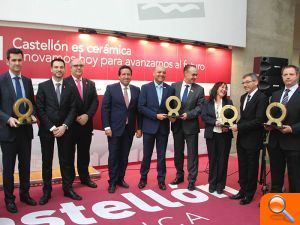 El Ayuntamiento de Onda recibe las actas de los premios Alfa de Oro 2016 en Cevisama