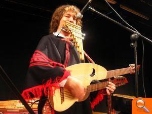 El músico y lutier Pablo Nahual ofrece un concierto didáctico para más de 700 escolares basado en la educación emocional - (foto 2)