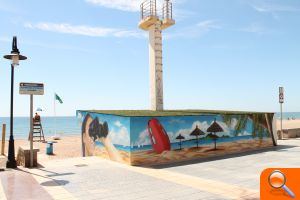 Benicàssim decora con pintura mural los puestos de socorrismo de la playa de Heliópolis