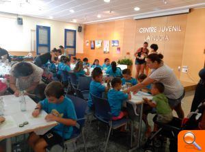 Gran éxito de los Talleres de Manualidades Gratuitos en el Centre Juvenil