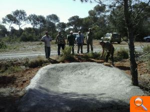 Los cazadores de Sagunto construyen ocho balsas, de 20.000 litros de agua, para paliar la sequía