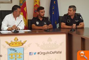 Rafal presenta al nuevo jefe de la Policía Local, Francisco Javier Navarro, miembro del cuerpo de la localidad desde hace 15 años