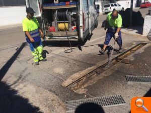 L’Eliana intensifica la limpieza de imbornales para evitar inundaciones con las primeras lluvias