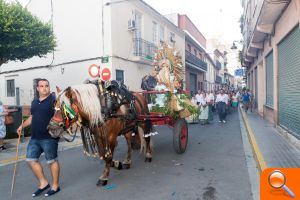 La Virgen de los Ángeles recorre Mislata en un carro de huerta y bajo un manto de cohetes de lujo