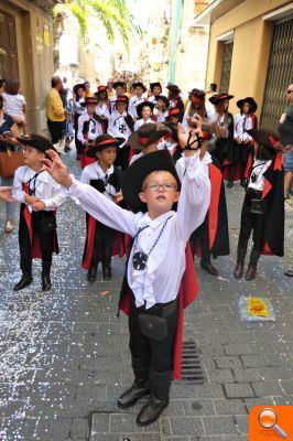 Els festers més menuts inunden de color els carrers d’Ontinyent amb l’Entrada Infantil - (foto 2)