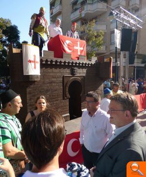Puig destaca el valor cultural i econòmic de les festes de moros i cristians d'Ontinyent - (foto 3)