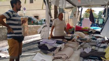 Noves parades de fruites, teles, adobats, dolces i roba en el Mercat Ambulant dels dimecres