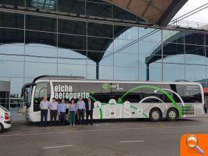 El Ayuntamiento renueva la imagen de la línea de autobuses entre Elche y el Aeropuerto