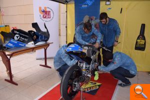 Los integrantes del Proyecto Guepardo de la UMH presentan el prototipo de moto con el que competirán en el certamen MotoStudent 2016