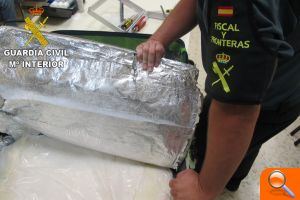 La Guardia Civil se incauta de más de 4 kilos de cocaína en dos dobles fondos de una maleta en el aeropuerto de Valencia