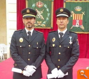 Dos policies locals d'Altea reben un homenatge pel seu treball - (foto 2)