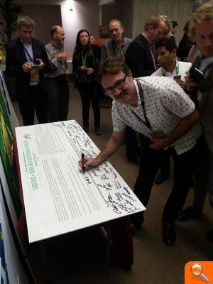 Giuseppe Grezzi signa un compromís amb representants locals del Partit Verd Europeu per a millorar la qualitat de l'aire a València - (foto 2) Giuseppe Grezzi signa un compromís amb representants locals del Partit Verd Europeu per a millorar la qualitat de l'aire a València - (foto 2)