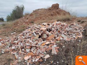 6 vertidos ilegales de escombros en sólo 3 días en el paisaje protegido de la desembocadura del río Mijares - (foto 3) 6 vertidos ilegales de escombros en sólo 3 días en el paisaje protegido de la desembocadura del río Mijares - (foto 3)
