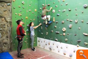 Los niños de Torrent se inician en la escalada con un rocódromo en el mes del medio ambiente