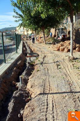 El Ayuntamiento crea un parque accesible en la plaza Madrid y mejora una zona verde de Artesa - (foto 3)