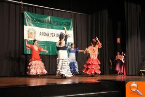 La Asociación de Amigos de la Cultura Andaluza organiza un espectáculo donde recoge más de 150 Kg. para el Punto de Alimentos