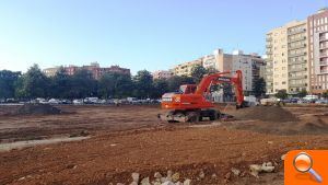 L'Ajuntament atén la reivindicació històrica dels pares i les mares del CEIP Max Aub i inicia les obres per ampliar el pati - (foto 2)