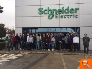 Estudiantes de la UMH visitan la empresa Scheneider Electric