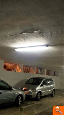 El PP lamenta “l'abandó de la plaça del Mercat i l'aparició de goteres malgrat el seu elevat cost”    - (foto 2)