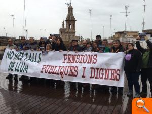 Manifestació contra la pobresa energètica i per unes pensions públiques i dignes - (foto 2)