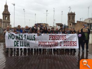 Manifestació contra la pobresa energètica i per unes pensions públiques i dignes - (foto 4)