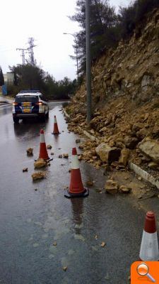 El Moraig presenta alguns despreniments que Policía Local, Protecció Civil i servicis municipals s'afanyen a retirar - (foto 3)