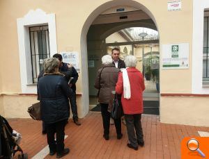 El regidor de Consum, Pepe Salazar, inicia el repartiment del calendari de l'OMIC - (foto 3) El regidor de Consum, Pepe Salazar, inicia el repartiment del calendari de l'OMIC - (foto 3)